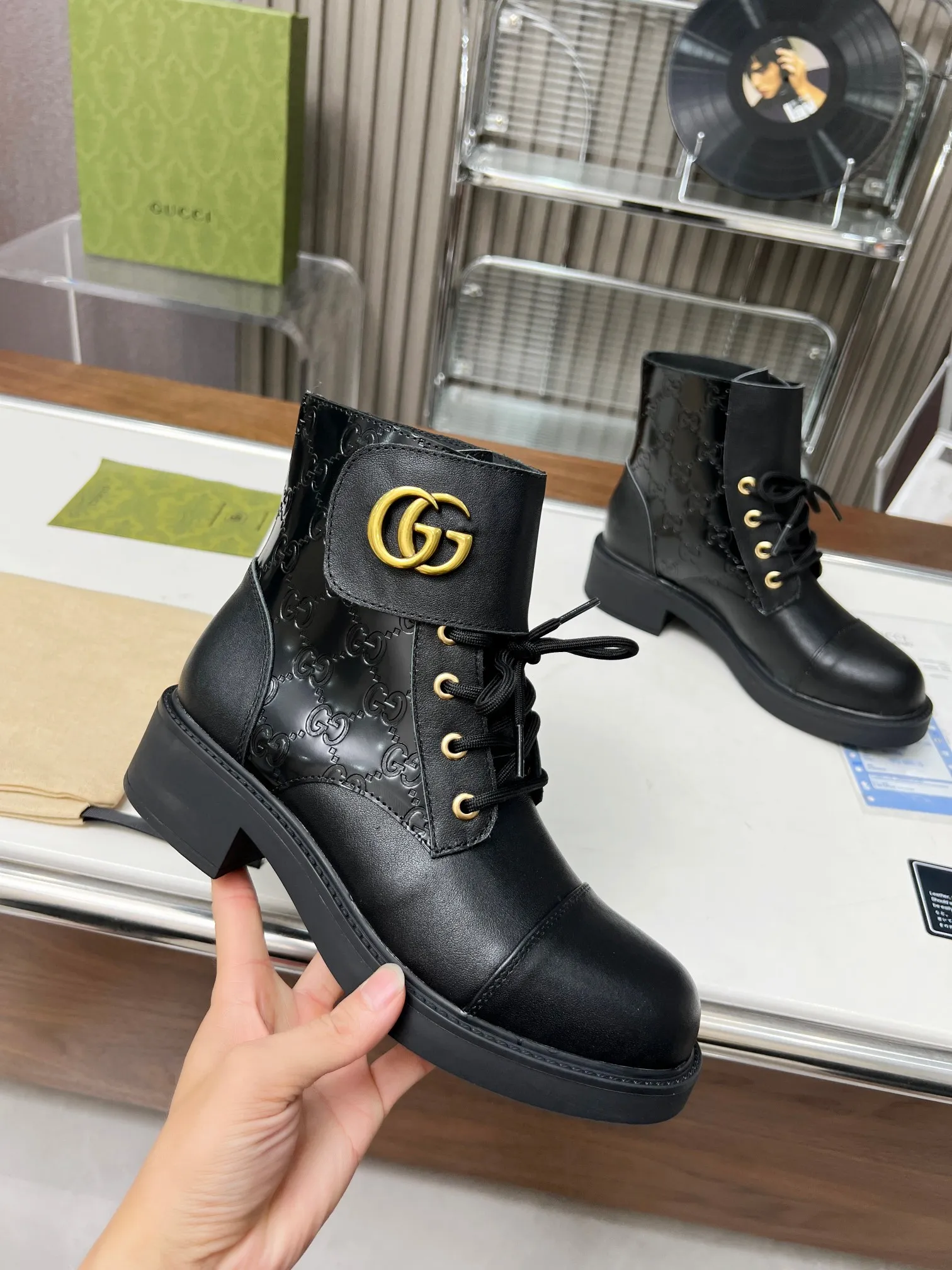 👟👟Ex-factory price 540👟👟The latest model from GUCCI. The counters are updated simultaneously. Classic styles are revitalized with iconic brand logo elements. The Velcro adhesive design on the shoe collar is easy to put on and take off. The upper leg looks great. Fabric: first layer cowhide/cowhide lining. Code number: 35-42#
